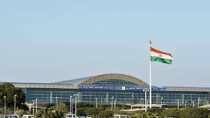 Flight Emergency Landing: वाराणसी में फ्लाइट की हुई इमरजेंसी लैंडिंग, मुंबई के लिए उड़ते ही हुई ये घटना, हो रही है जांच