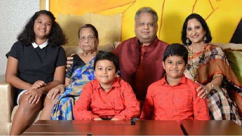 Rakesh Jhunjhunwala Family: पिता इनकम टैक्स ऑफिसर और मां थीं होममेकर, जानिए  झुनझुनवाला के परिवार में और कौन-कौन | Zee Business Hindi
