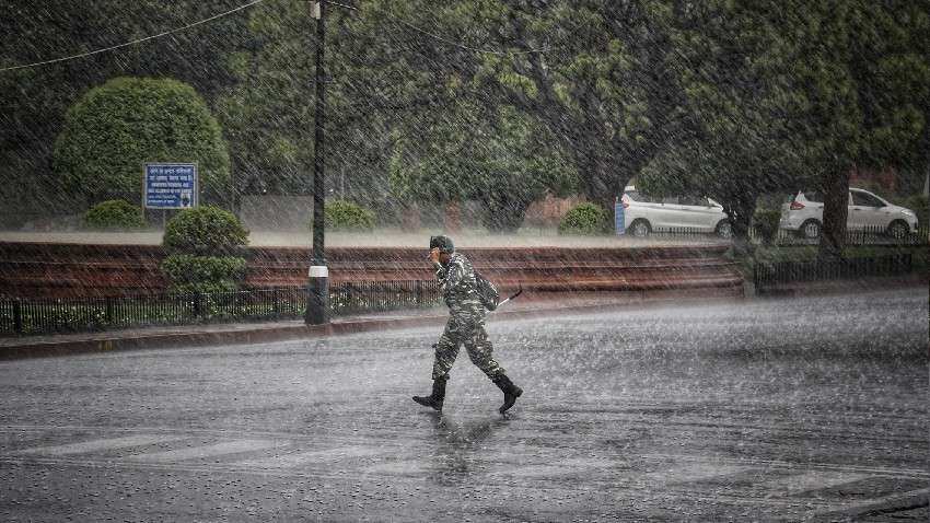 Weather Update: दिल्ली NCR में मौसम ने बदली करवट, कई इलाकों में हुई भारी बारिश, देखें वीडियो