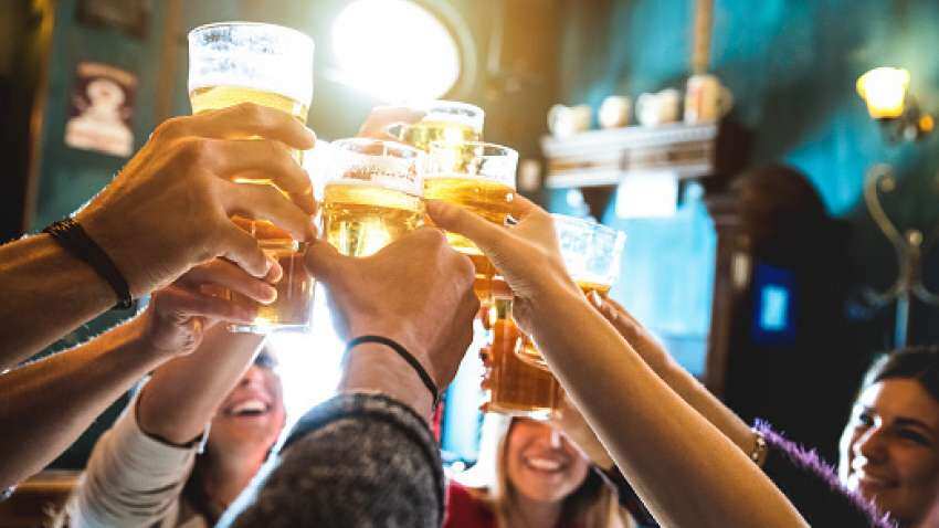 जापान सरकार का अजीबोगरीब फैसला, युवाओं को शराब से जोड़ने की मुहिम, कहा, 'अर्थव्यवस्था संभालनी है तो जमकर पियो'