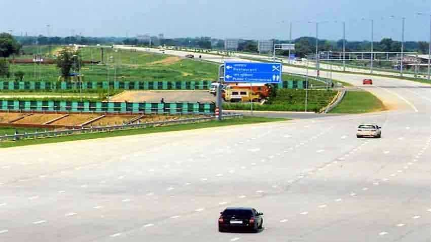 Yamuna Expressway पर गाड़ी चलाना हुआ महंगा, देना पड़ेगा पहले से ज्यादा टैक्स, ये है नई दरें