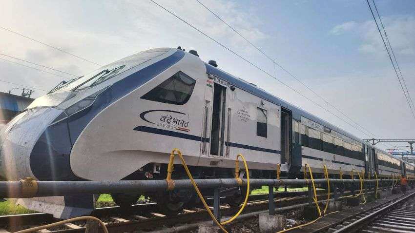 वंदे भारत एक्सप्रेस ने पास किया दूसरा स्पीड ट्रायल, 180 किमी प्रति घंटे की रफ्तार से भागी ट्रेन, यहां देखें वीडियो