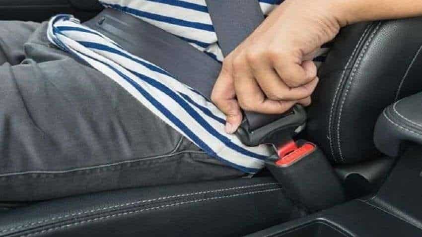 कार की पिछली सीट पर बैठे यात्रियों के लिए भी सीट बेल्ट पहनना जरूरी, अनदेखी पर जानिए कितना लगेगा जुर्माना