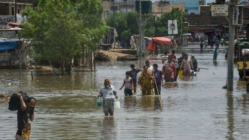 Pakistan floods: बाढ़ के कारण पाकिस्तान को 18 अरब डॉलर का नुकसान, 3.3 करोड़ लोग विस्थापित हुए
