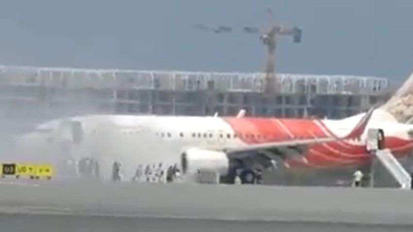 डरावना है ये वीडियो- Air India Express की फ्लाइट के इंजन से उठा धुंआ, देखकर अटक गई 141 पैसेंजर्स की सांसे, और फिर...