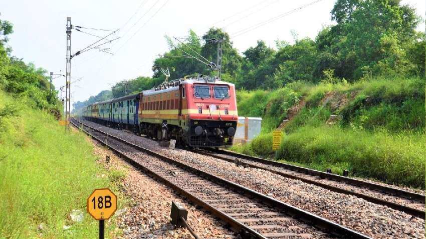 Indian Railways: यूपी, बिहार और बंगाल के यात्रियों के लिए 4 पूजा स्पेशल ट्रेन चलाएगी रेलवे, चेक करें पूरी डिटेल्स