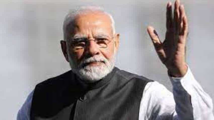 PM Modi Birthday: जन्मदिन पर शुभकामनाओं का लगा तांता,  रेलवे स्टेशन पर रेल मंत्री ने लगाई झाड़ू लिखा-स्वच्छता ही सेवा