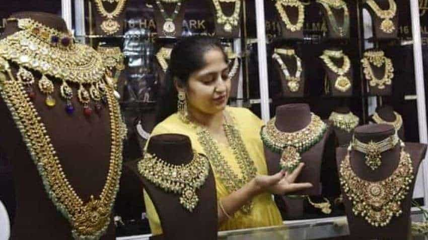 Gold rate today: इस सप्ताह 1100 रुपए से ज्यादा सस्ता हुआ सोना, अभी खरीद लें या कीमत में आएगी और गिरावट?