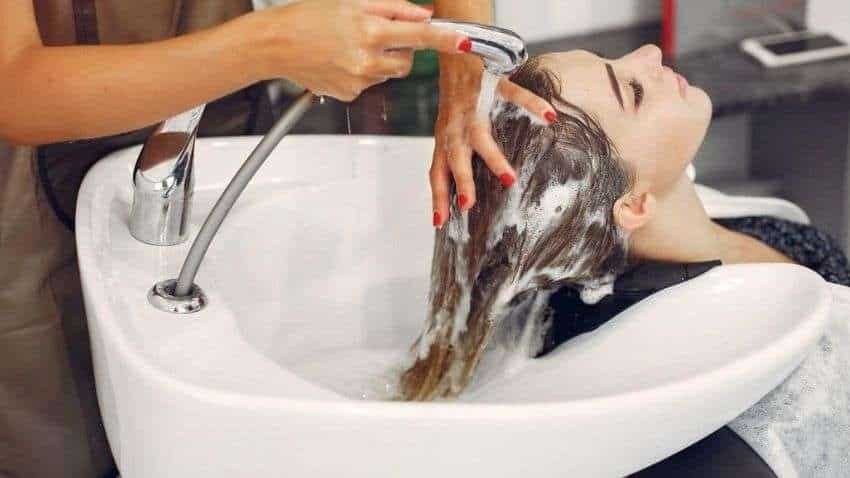 Hair care tips: हफ्ते में कितनी बार शैम्पू करना चाहिए जिससे बालों में बनी रहेगी चमक और टूटना भी बंद