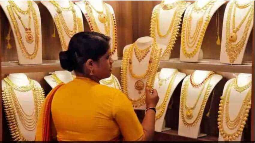 इंटरनेशनल मार्केट में सोना 2 साल में सबसे सस्ता, क्या नवरात्रि से पहले भारत में और घटेगा सोने का भाव?