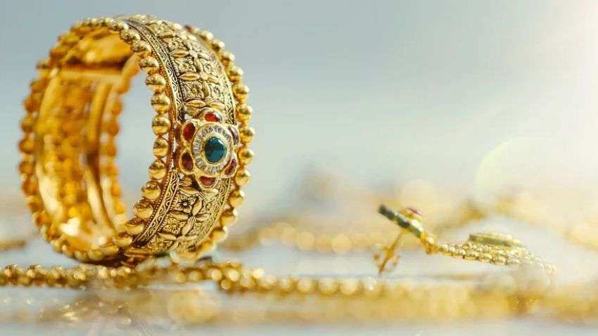 Gold Price Today: गिरावट के बावजूद 50,000 रुपये के करीब आया सोना, फेस्टिव सीजन से पहले चांदी की चमक भी तेज