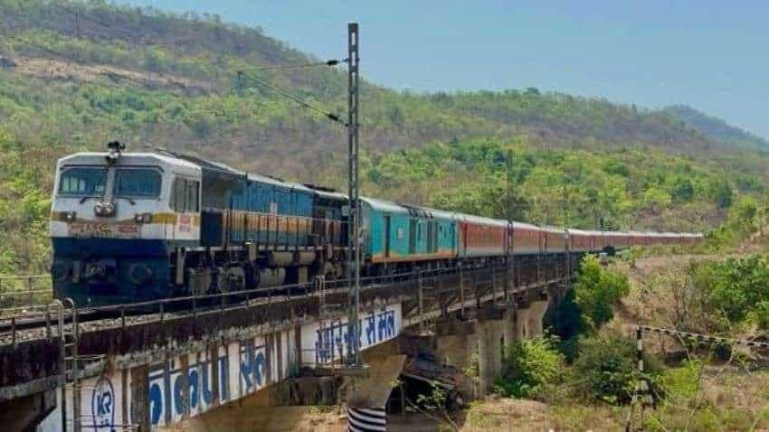 Indian Railways: रेलयात्रियों के लिए गुड न्यूज, घर बैठे WhatsApp पर मिलेगा PNR स्टेटस, लाइव ट्रैकिंग और भी बहुत कुछ 