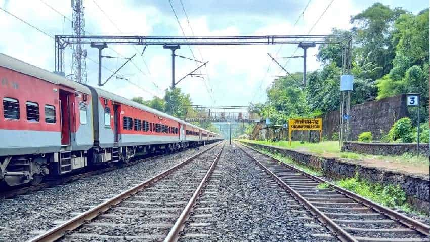 Train में यात्रा के दौरान भूलकर भी ये नियम तोड़ा तो हो सकती है 6 महीने की जेल, सफर करने से पहले जान लें कानून