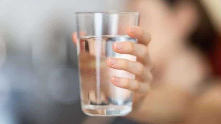 सुबह-सुबह खाली पेट पानी पीने के हैं ये 10 चमत्कारी फायदे, जानकर हो जाएंगे हैरान