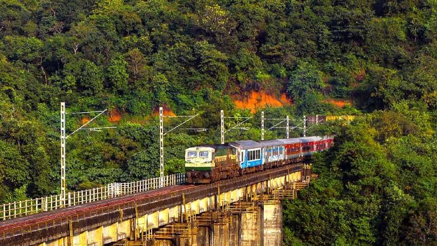 Puja Special Trains: गोरखपुर से कोयंबटूर, पटना से सिकंदराबाद, रेलवे चलाएगा पूजा स्पेशल ट्रेन, नोट कर लें डिटेल्स