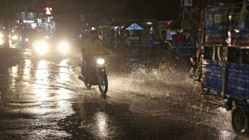  दिल्ली, मुंबई समेत कई राज्यों में भारी बारिश, पहाड़ी इलाकों में ठंड की दस्तक; जानें अपने राज्य का हाल