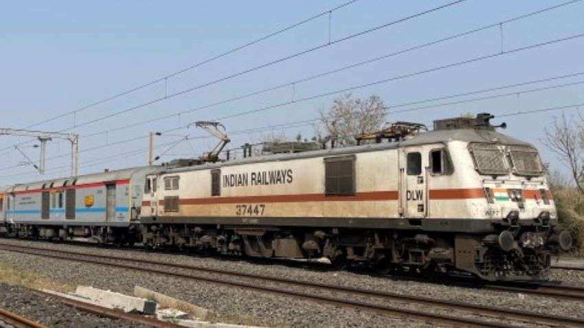 Indian Railway Train Cancel List: त्योहारों पर जा रहे घर तो ध्यान दें, नहीं चलेंगी आज ये 154 ट्रेनें, रेलवे ने कर दिया कैंसिल