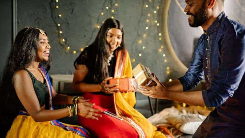 Diwali Gifts 2022 : इस दिवाली सीजन अपनों को दें 'फाइनेंशियल गिफ्ट', ये 9 निवेश आपको बनाएंगे अलग