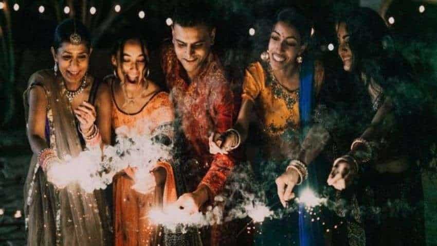 Diwali 2022: घर पर ही परिवार और दोस्तों के साथ मनाएं दिवाली पार्टी, इन टिप्स के साथ मजा हो जाएगा दोगुना