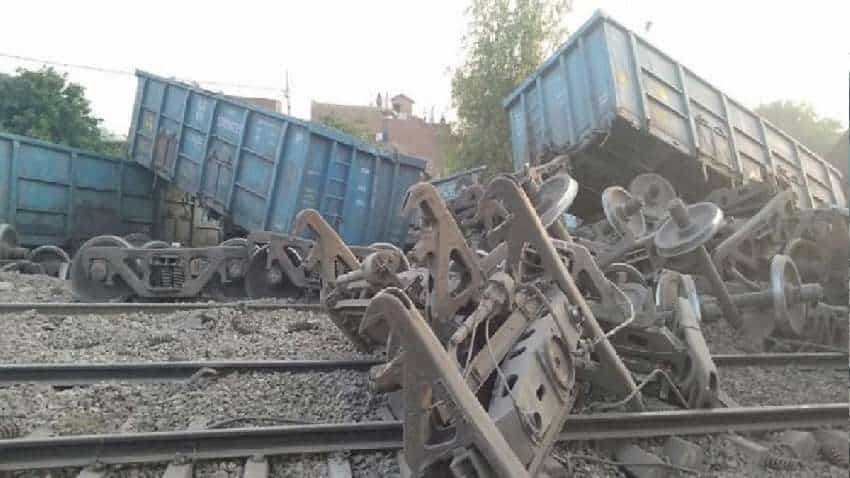 Rail Accident in Bihar: छठ पूजा पर घर जाने वाले यात्रियों के लिए बुरी खबर, हादसे की वजह से रेलवे ने बदला कई ट्रेनों का रूट