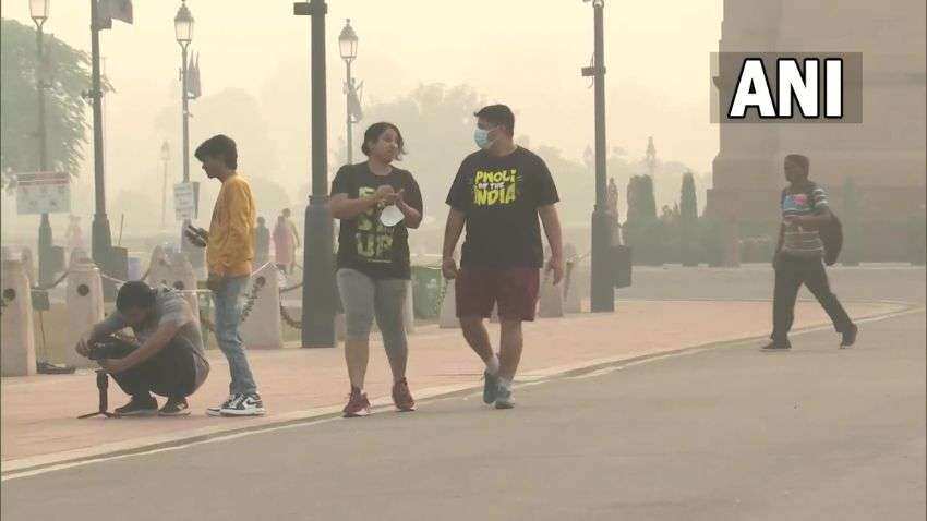Delhi AQI Today: राजधानी पर धुंध और पॉल्यूशन की चढ़ी चादर, कई इलाकों में 'गंभीर' स्थिति में पहुंची हवा