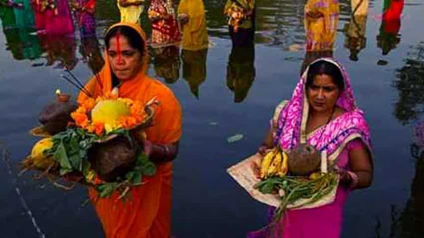 Chhath 2022: छठ के पर्व में महिलाएं क्‍यों लगाती हैं नाक से लेकर मांग तक का सिंदूर और क्‍यों होती है डूबते सूर्य की पूजा?