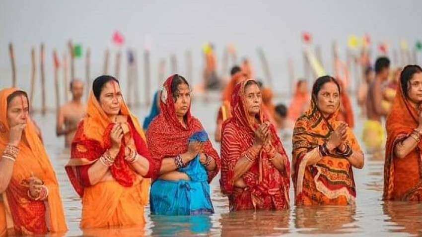 Chhath Puja 2022: छठी मइया के इन गीतों के बिना अधूरा है यह पर्व, लोकगीतों में बसती है व्रती महिलाओं की आस्था