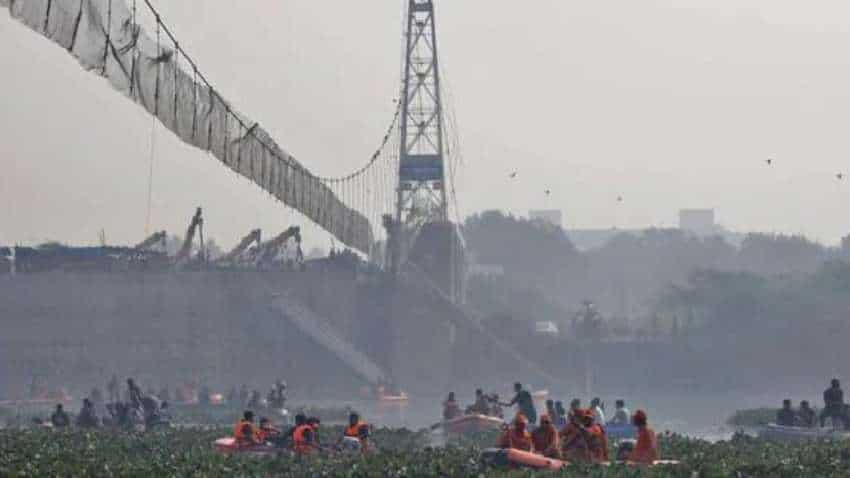 Morbi Bridge Collapse: हादसे में जान गंवाने वालों की संख्या हुई 135, पीड़ित ने बताई आंखों देखी 