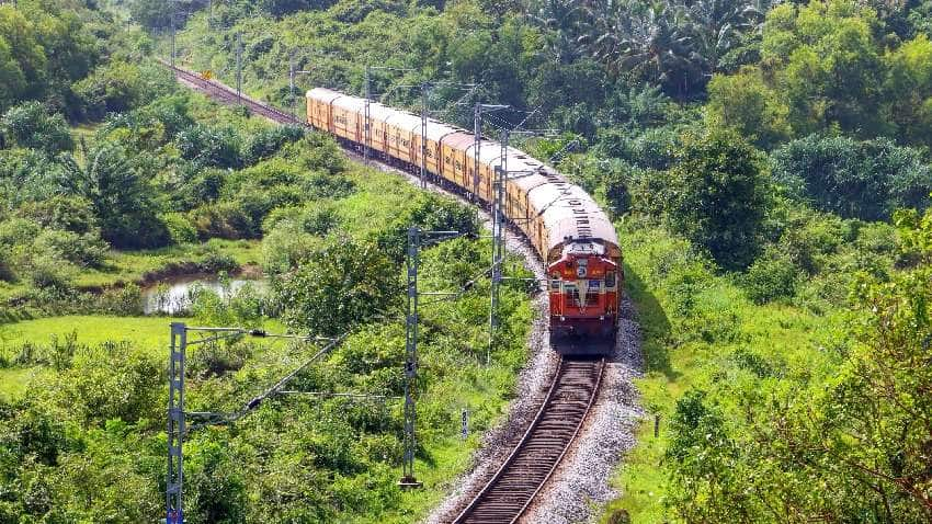 Indian Railways: यूपी से होकर आने-जाने वाले यात्रियों के लिए जरूरी सूचना, 1 महीने के लिए रद्द हुई कई ट्रेनें, रूट में भी बदलाव