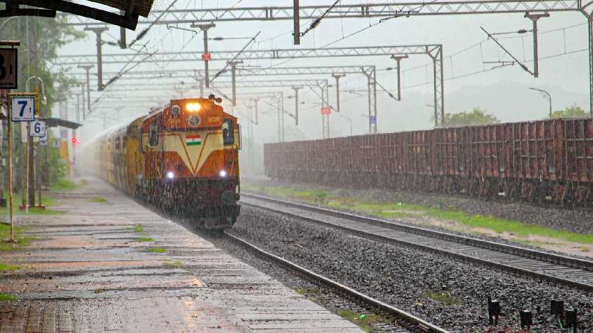 Indian Railways: अभी और बढ़ेंगी यूपी और बिहार के यात्रियों की मुसीबतें, ये 4 ट्रेनें भी रद्द, 6 गाड़ियों के ट्रिप में जबरदस्त कटौती