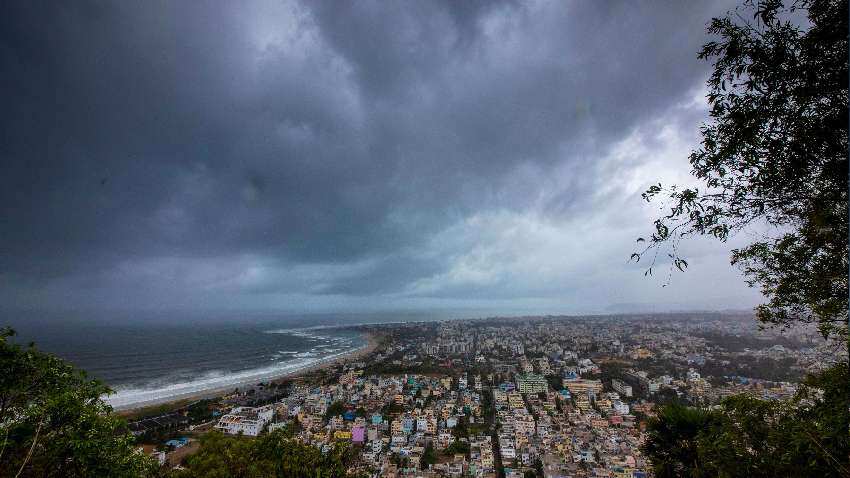 Mandous Cyclone: तमिलनाडु और कर्नाटक के लिए कयामत लेकर आएगी आज की रात, भयानक रफ्तार से बढ़ रहा मैंडूस तूफान