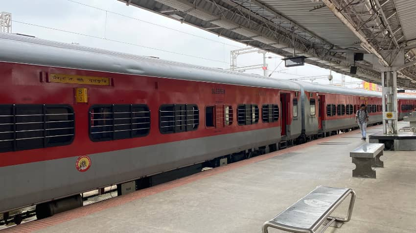 Train Cancel Today: रेलवे ने आज भी कैंसिल कर दी 249 ट्रेनें, जानें गाड़ियां रद्द होने पर कैसे मिलता है रिफंड