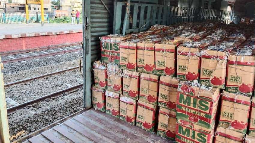 Kisan Rail: किसान रेल ने बढ़ाई किसानों की कमाई, 167 रूट्स पर 2359 ट्रेनों से हुआ 7.88 लाख टन से ज्यादा उत्पाद का ट्रांसपोर्टेशन