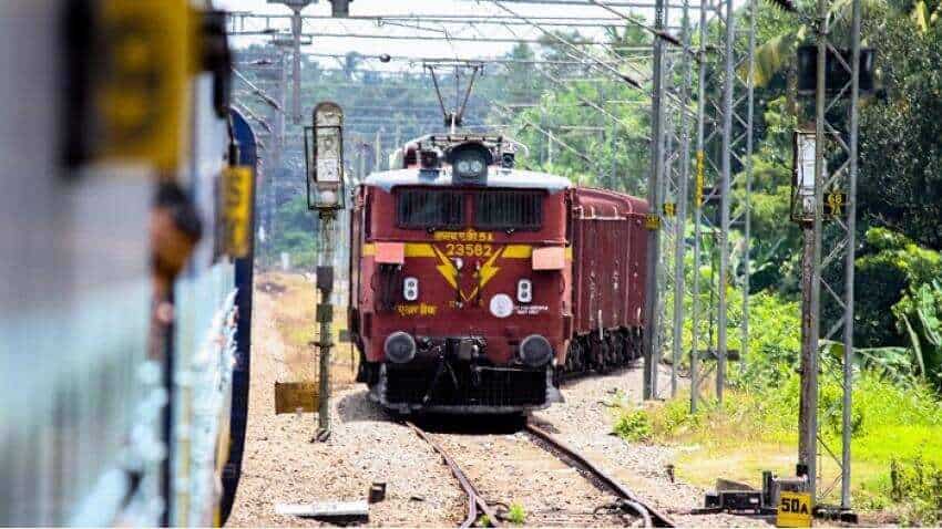 Indian Railways: ट्रेन के कोच में लटकी हुई चेन देखी है? इसे लेकर क्या है रेलवे के नियम, खींची तो क्या होगा?