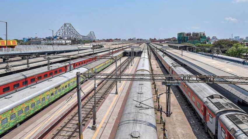 Train cancelled Today: सर्दियों ने उड़ाई पैसेंजर्स की नींद, 200 से अधिक ट्रेनें हुईं कैंसिल, ऐसे चेक करें अपनी ट्रेन का स्टेटस