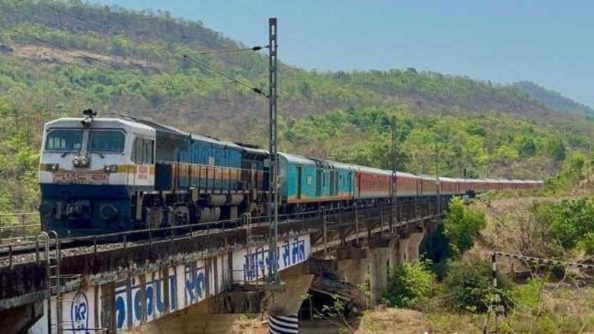 Indian Railways: क्रिसमस और नए साल पर इस राज्य के पैसेंजर्स को रेलवे का खास तोहफा, चलेंगी 51 स्पेशल ट्रेनें