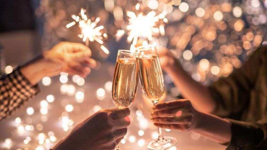 New Year Eve Celebration: साल का आखिरी दिन कैसे बिता रहे हैं? ये Ideas दिल खुश कर देंगे और जेब भी खाली नहीं होगी