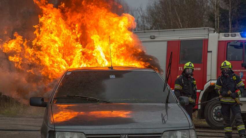 बात आपकी सुरक्षा की- कार में आग लगने पर इन 3 चीजों से बच सकती है जान, इन्‍हें हमेशा गाड़ी में साथ लेकर चलें 