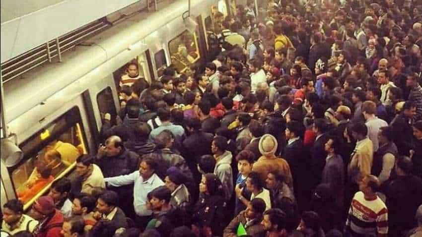 Delhi Metro: नए साल पर दिल्ली मेट्रो से सफर कर रहे हैं तो सावधान, जान लें अपने काम की बात, नहीं तो हो जाएगी परेशानी