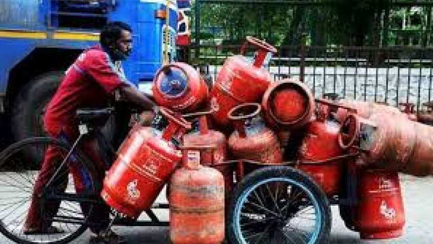 Gas Cylinder Price Hike: नये साल के पहले दिन महंगाई का झटका, इतने रुपये महंगा हुआ गैस सिलेंडर