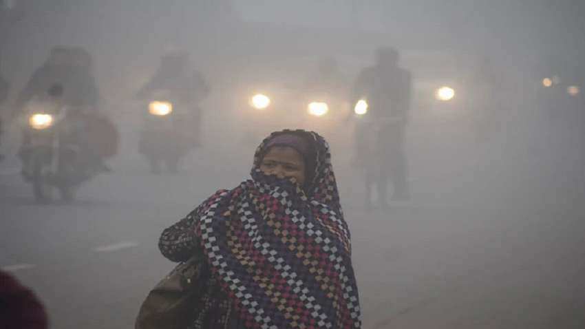 Weather Updates: उत्तर भारत में ठंड और कोहरे का प्रकोप जारी, दिल्ली पहुंचने वाली कई फ्लाइट्स और ट्रेन देरी से चल रहीं 