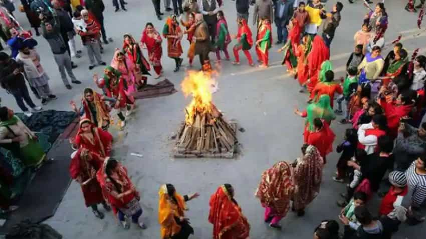 Lohri Festival 2023: इन 4 परंपराओं के बिना अधूरा है ये त्‍योहार, जानिए क्‍यों इस पर्व को कहा जाता है लोहड़ी