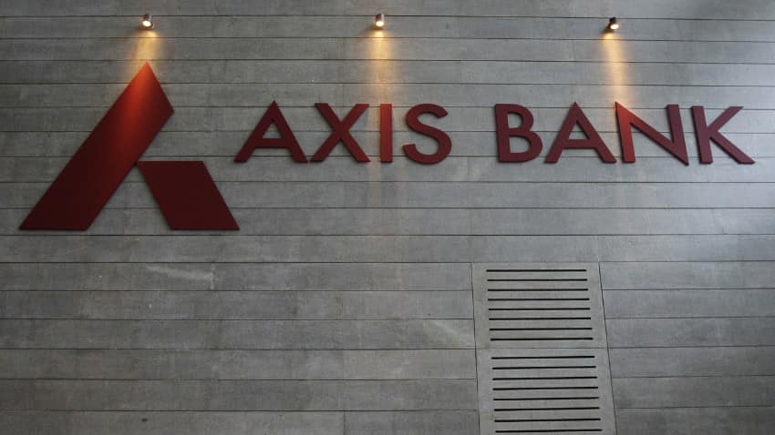 अदानी ग्रुप को दिए कर्ज पर Axis Bank का बयान, कहा- ये हमारे कुल लोन का सिर्फ 0.94 फीसदी हिस्सा
