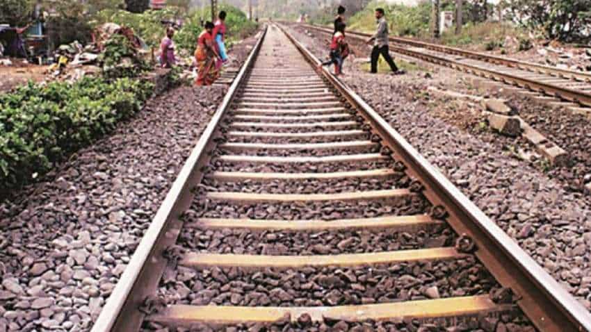 Indian Railways: आखिर क्यों रेलवे ट्रैक पर बिछाए जाते हैं नुकीले पत्थर? समझिए क्यों ट्रेनों के लिए जरूरी हैं ये पत्थर