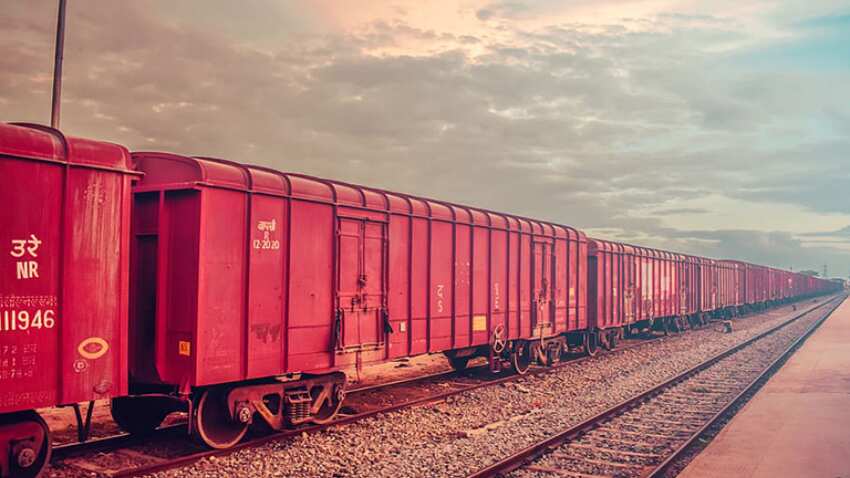 Indian Railways: माल ढुलाई बढ़ाने के लिए रेलवे ने 84,000 डिब्बों के ऑर्डर दिए, कमाई में भी होगी जबरदस्त बढ़ोतरी