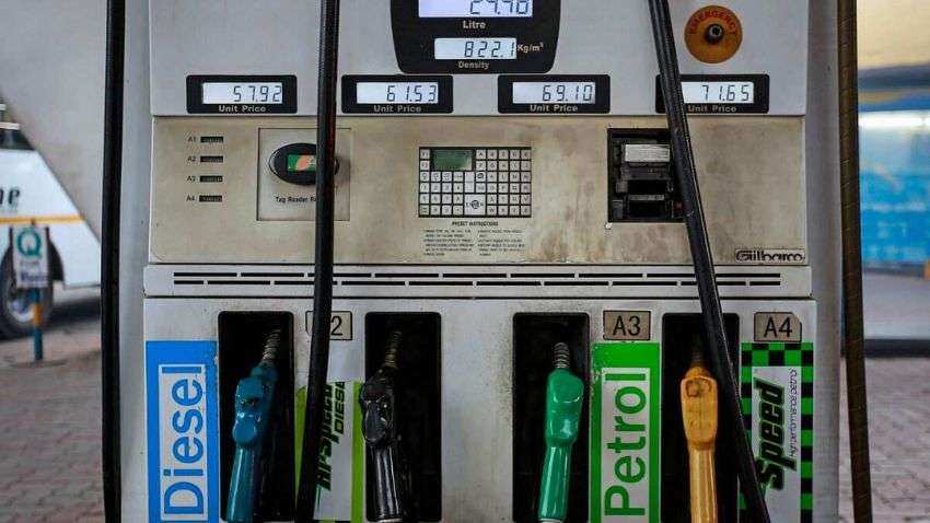 Petrol-Diesel Price Today: कच्चे तेल की कीमतों में आई नरमी, क्या पेट्रोल-डीजल हुआ सस्ता? यहां चेक करें ताजा रेट्स