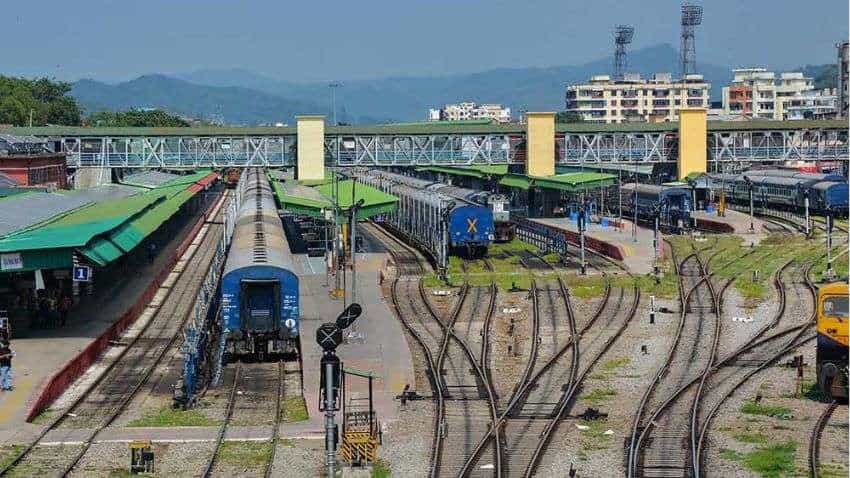 Indian Railways: यूपी, बिहार, समेत इन राज्यों के पैसेंजर्स की बढ़ी मुश्किलें, रेलवे ने आज कैंसिल की 400 से ज्यादा ट्रेनें