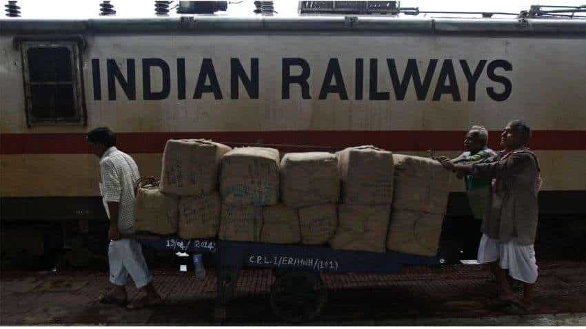 Indian Railways: रेलवे और इंडिया पोस्ट ने शुरू की डोर-टू-डोर पार्सल ट्रेन सर्विस, मिलेंगे ये फायदे, जानिए पूरी डीटेल्स