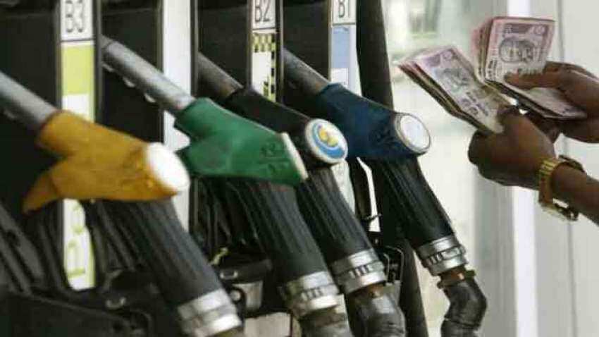 Petrol and Diesel Prices:  यहां पर मिल रहा है सबसे सस्ता तेल, दिल्ली एनसीआर समेत जानिए अपने शहर में पेट्रोल-डीजल के रेट