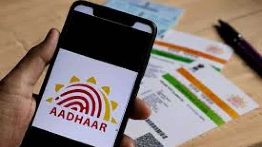 Aadhaar SAFETY TIPS: आधार कार्ड खोने पर ऐसे SMS भेजकर करें लॉक, बस यह नंबर रखना होगा याद